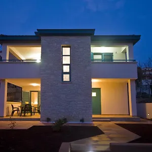 Apartman And Dama, Pula